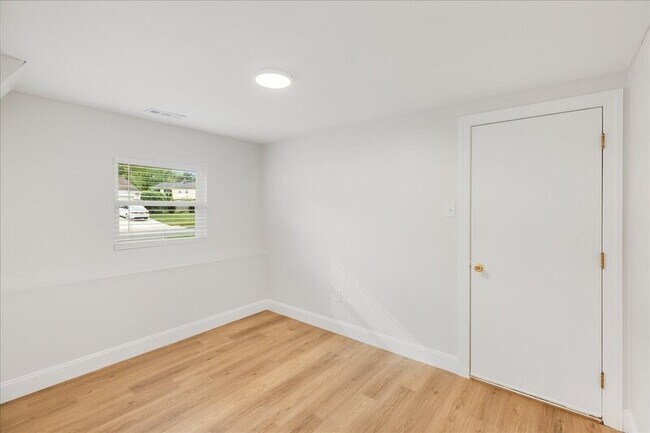Building Photo - 57 Greenvale Rd