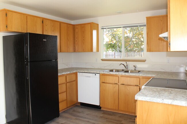 Building Photo - 4 bedroom 2 bath ranch house