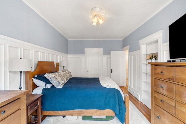 Building Photo - 376 Riverway