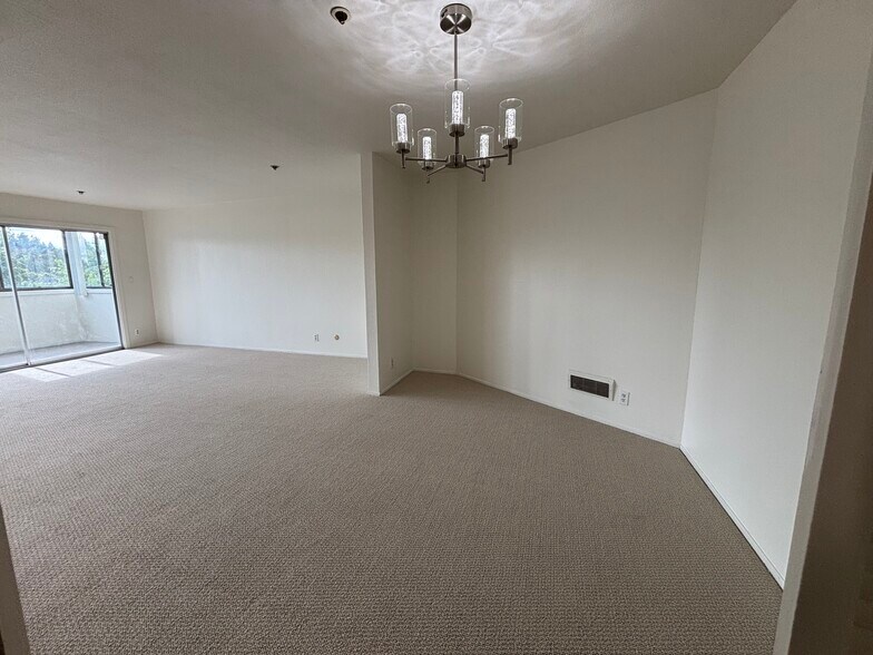 Dining Nook - 230 W 5th Ave