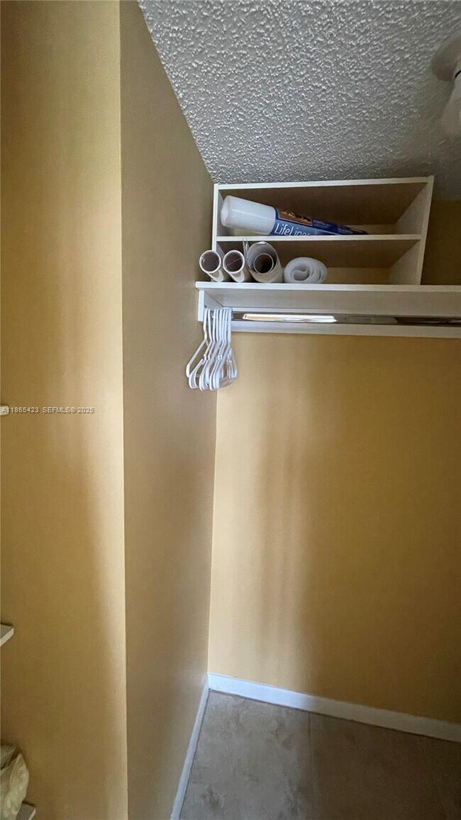 Building Photo - 110 Lake Meryl Dr