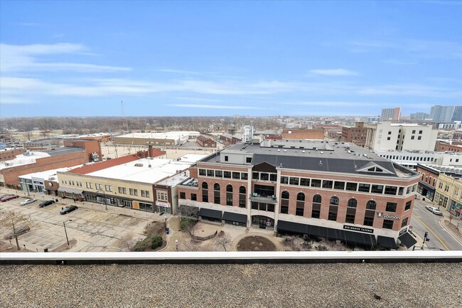 Building Photo - 3,400 SQFT CONDO IN DOWNTOWN CHAMPAIGN W/ ...