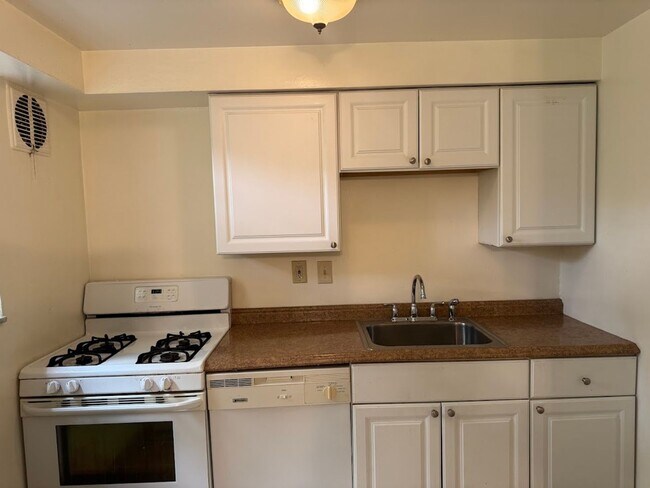 Interior Photo - 2355 Eldridge
