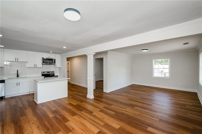 Building Photo - 4244 Lindsey Dr