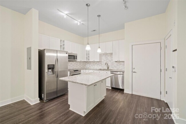 Building Photo - 716 N Davidson St