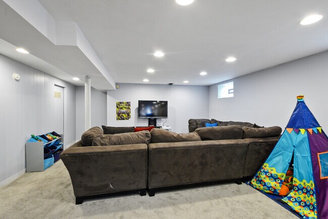 Building Photo - 5622 N Kenneth Ave