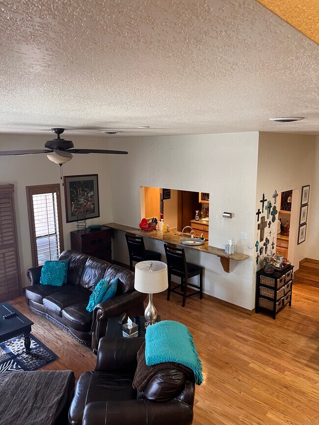 Building Photo - 205 Racquet Dr