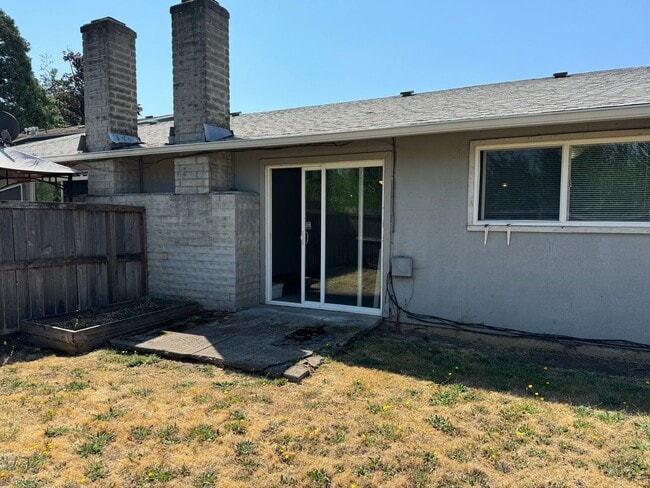 Building Photo - 3 bedroom 1.5 bathroom duplex