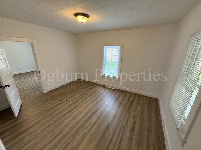 Building Photo - 3867 Leo St