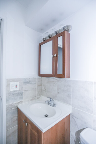 Building Photo - 455 W Briar Pl