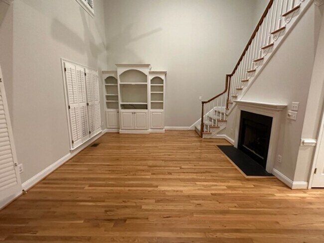 Building Photo - Stunning Townhome - Irving Park