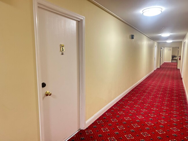 Building Photo - 2 Bed, 1 Bath Apartment at Lynnwood - Beautiful Views!!