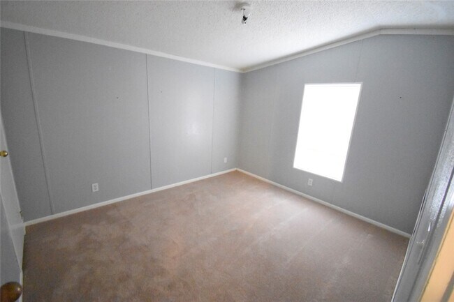 Building Photo - 2 Lakeview Ln