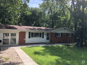Building Photo - 3 Bedroom House Available Now!