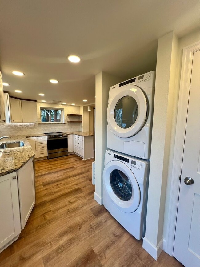 Building Photo - Private Waterfront Apartment