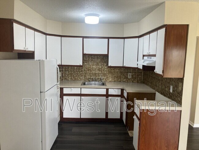 Building Photo - 6063 In the Pines Dr SE