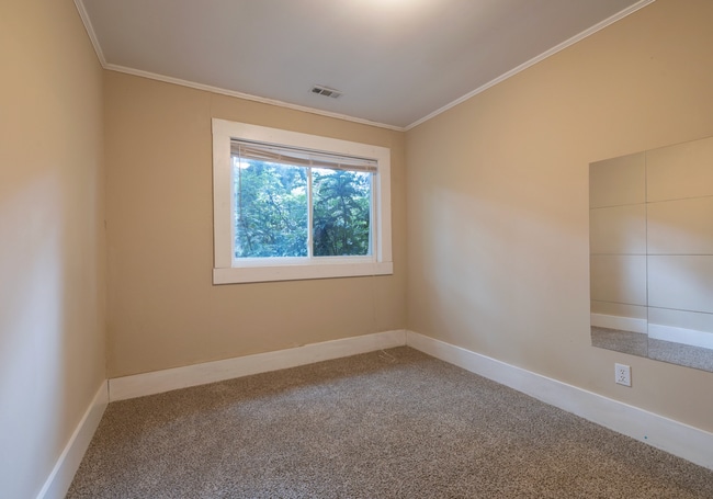 Building Photo - Walk to Campus! Downtown Apartment Available!