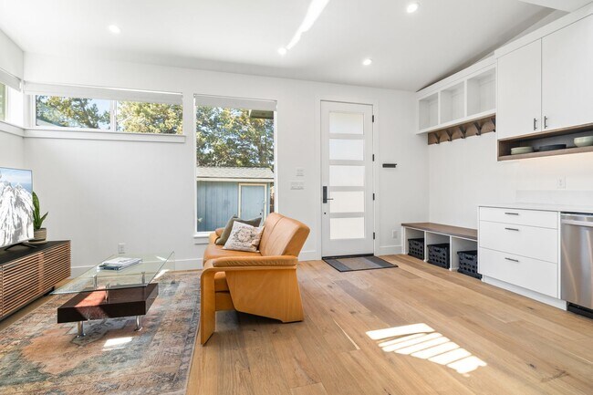 Building Photo - 142 SW Roosevelt Ave