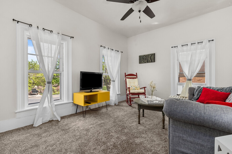 Building Photo - 601 S Walnut St