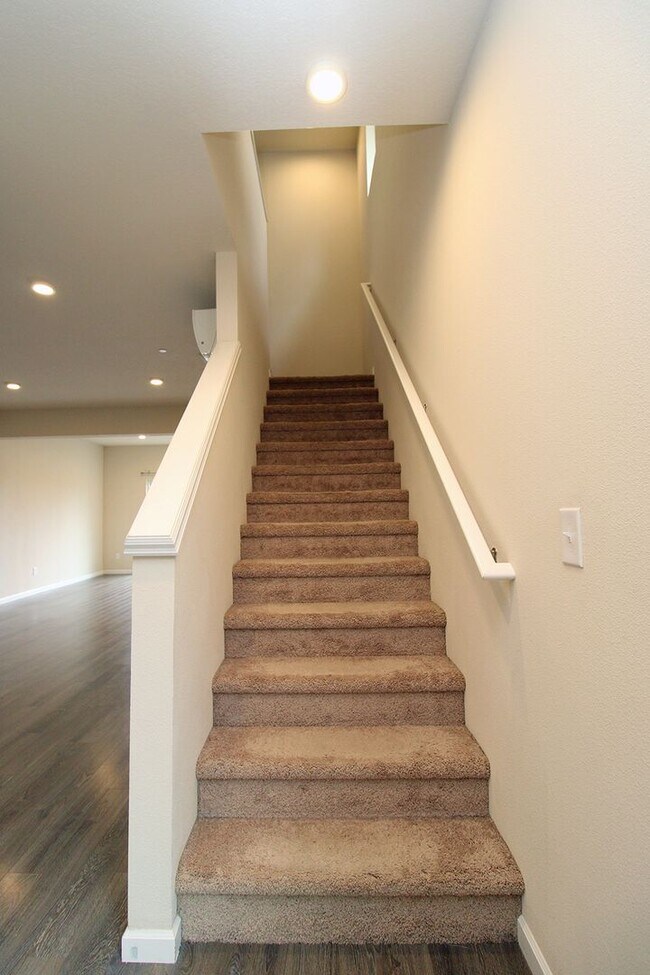 Building Photo - 3 Bedroom Luxury Townhouse in Beautiful Happy Valley