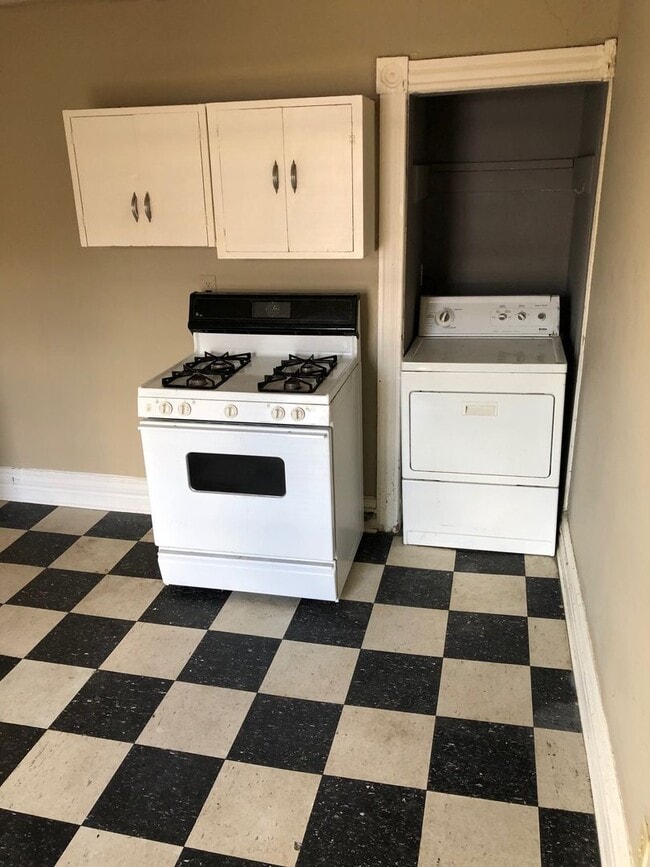 Building Photo - 365-367 Smith Ave N