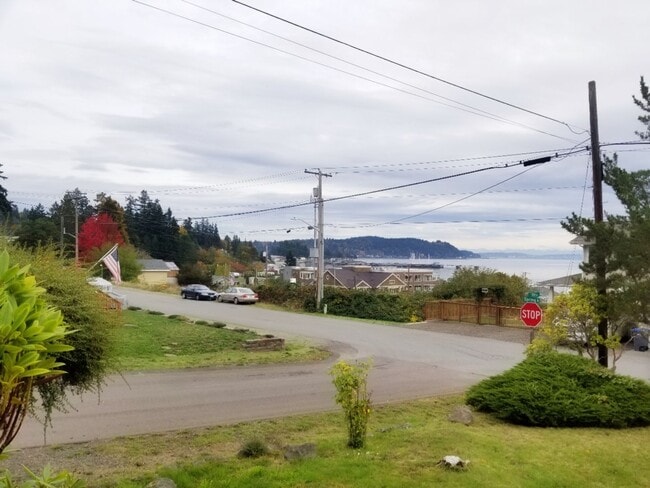 Building Photo - Well Kept Port Orchard Charmer with Stella...
