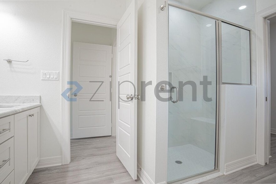 Building Photo - Unit