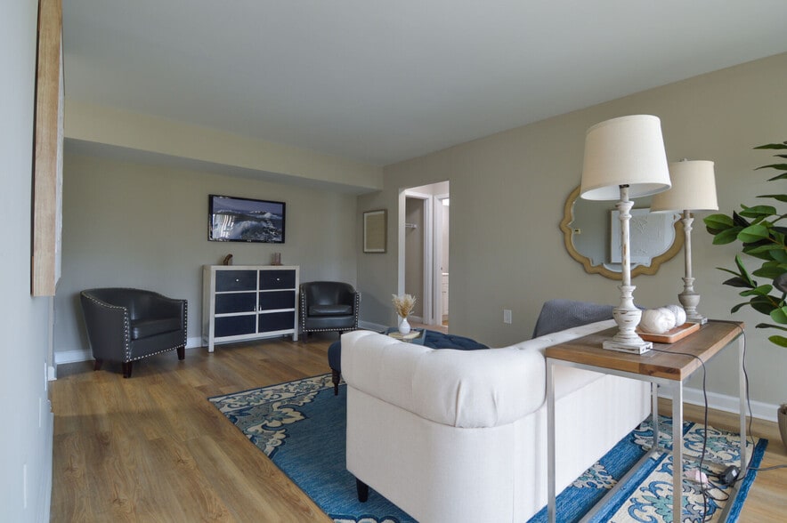 Building Photo - Crystal Springs