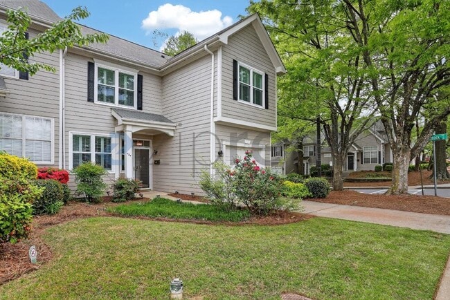 Building Photo - 484 Fraser St SE