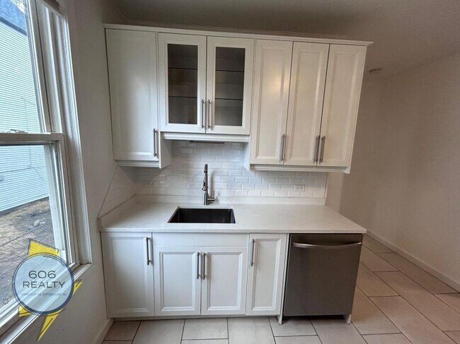 Building Photo - 2 bedroom in Chicago IL 60618
