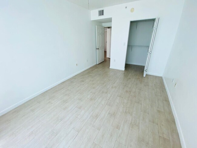 Building Photo - Spacious 2-bedroom apartment in full servi...