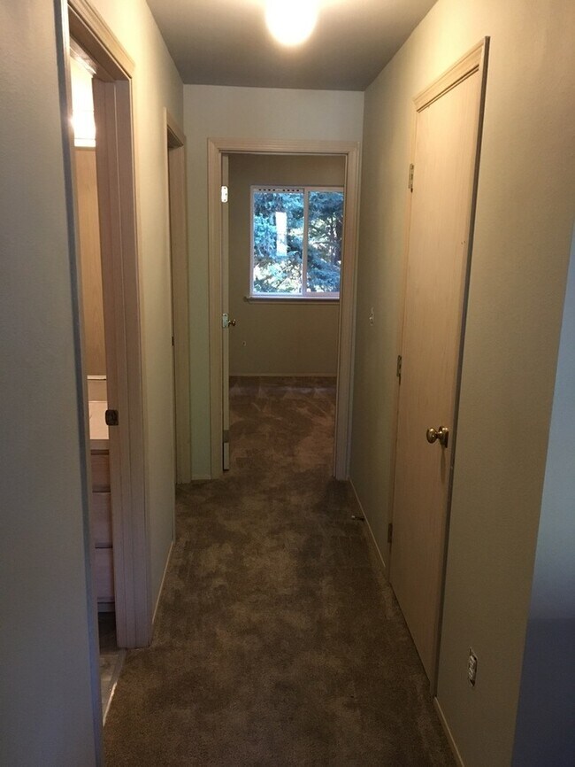 Building Photo - Orting 3bdr 1.5 bath Townhouse w/ garage