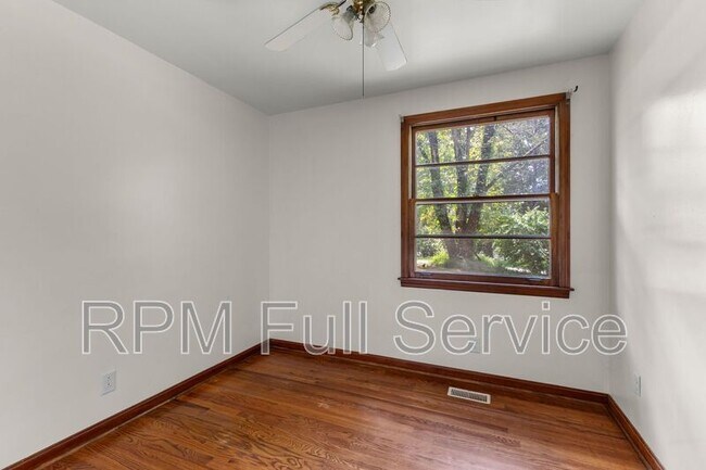 Building Photo - 570 Carol Dr