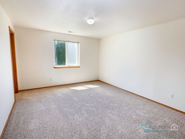 Building Photo - Stunning 3 bedroom 2.5 bathroom Home