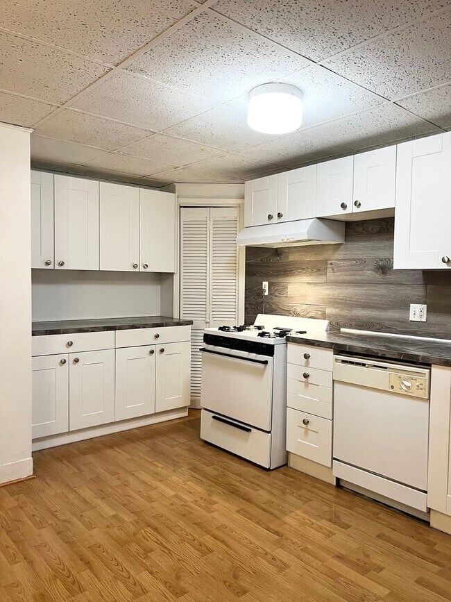 Building Photo - 143 William St