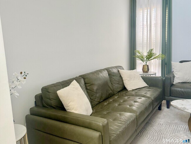 Building Photo - 10 Glenview Dr