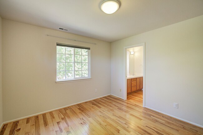 Building Photo - 3Bd/2.5Ba Redmond Home