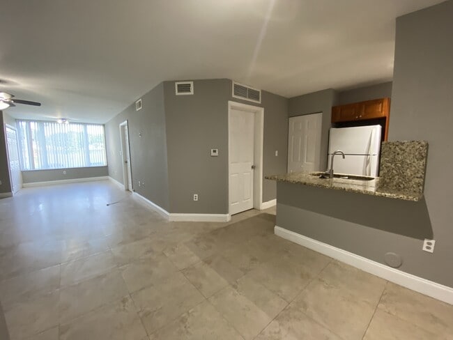 Primary Photo - 2820 N Oakland Forest Dr