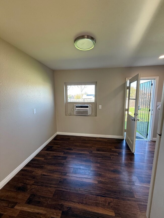 Building Photo - Beautiful 2 Bedroom 1 Bath home in well desired El Cajon neighborhood