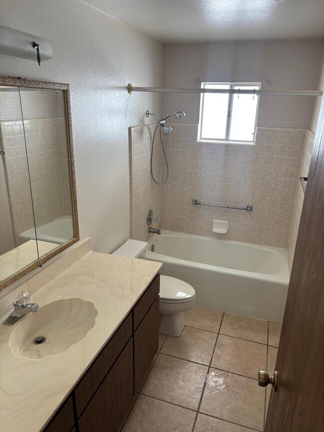 Building Photo - 4218 E Crescent Ave