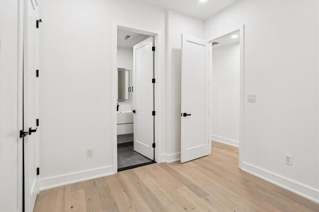 Building Photo - 517 Montana Ave NE