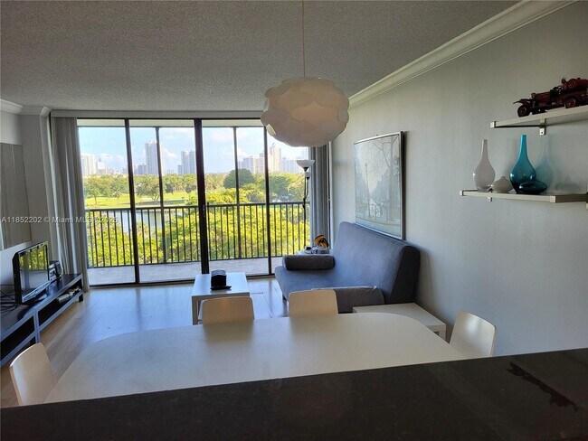 Building Photo - 3475 N Country Club Dr