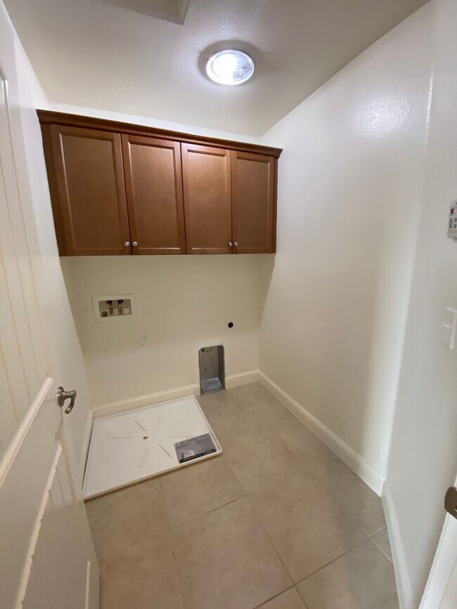 Building Photo - Beautiful 2 Story Home in Gated Avalon Com...