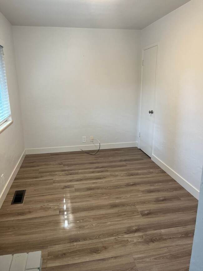 Building Photo - 2 Bedroom / 1 Bathroom Duplex in Old South...