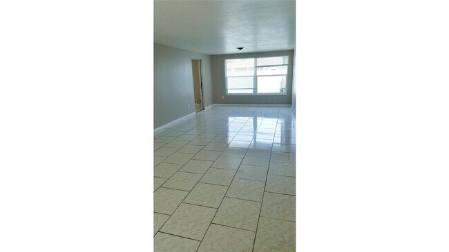 Building Photo - 1600 Cardinal Ln