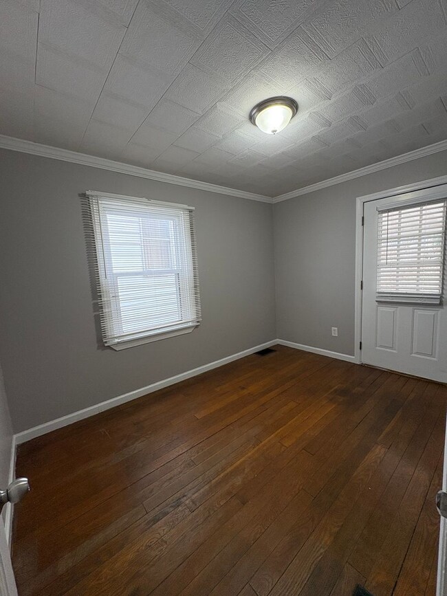 Building Photo - Newly Renovated 2 Bedroom House in Avalon!