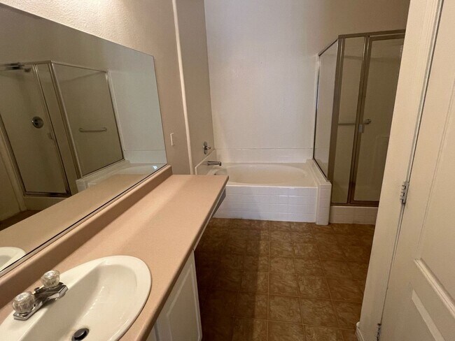Building Photo - Summerlin Condo
