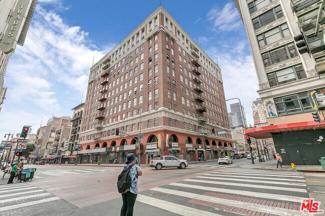 Building Photo - 312 W 5th St