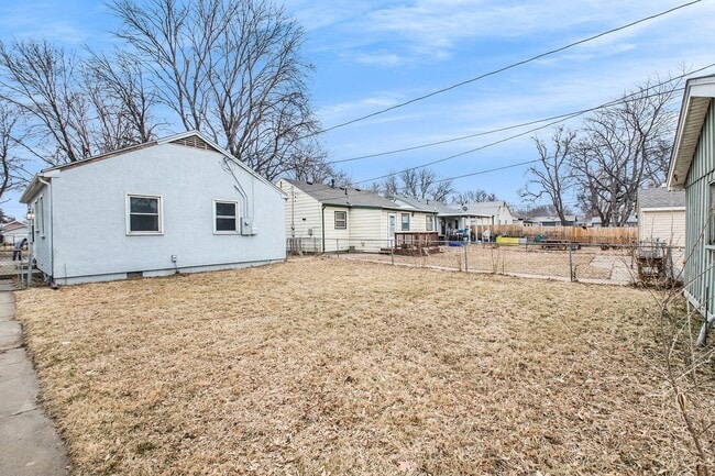 Building Photo - Completely Renovated 2 Bedroom House!
