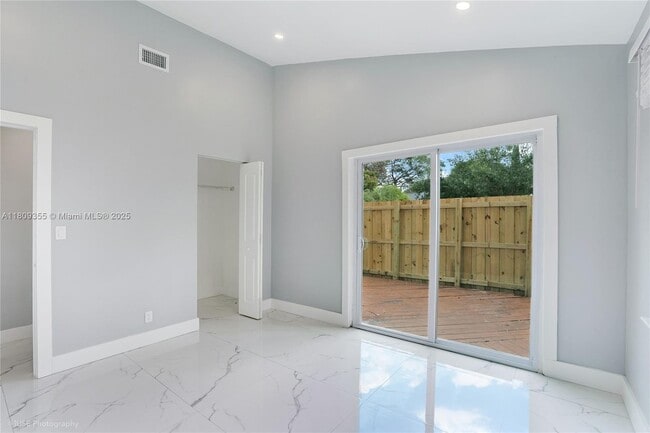 Building Photo - 907 SW 15th Terrace
